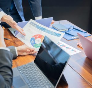 会議テーブルで資料を説明